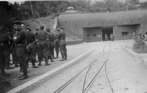 Ligne Maginot - MOLVANGE - A9 - (Ouvrage d'artillerie) - Vue de l'entrée des munitions sans doute prise en juin 1940 après la remise des clés aux Allemands