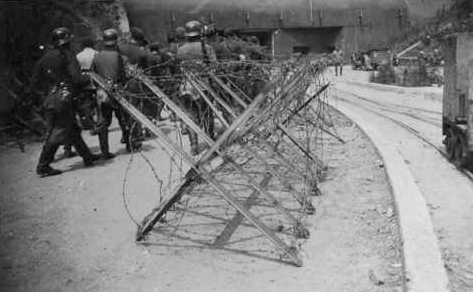 Ligne Maginot - MOLVANGE - A9 - (Ouvrage d'artillerie) - Vue de l'entrée des munitions sans doute prise en juin 1940 après la remise des clés aux Allemands que l'on voit défiler sur la gauche