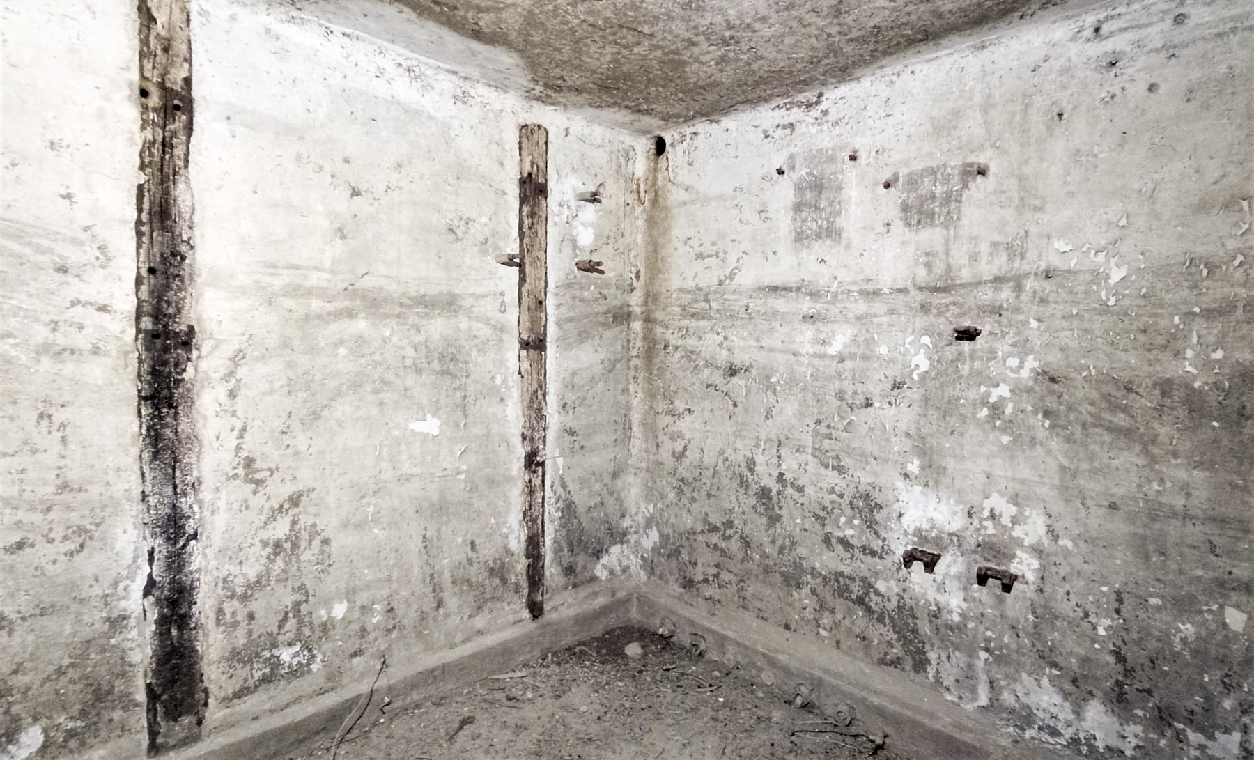 Ligne Maginot - E2 - (Chambre de coupure) - Sur le mur gauche l'emplacement des répartiteurs téléphoniques. Sur le mur droit l'emplacement des boitiers de protection pour le raccordements aux lignes de campagne