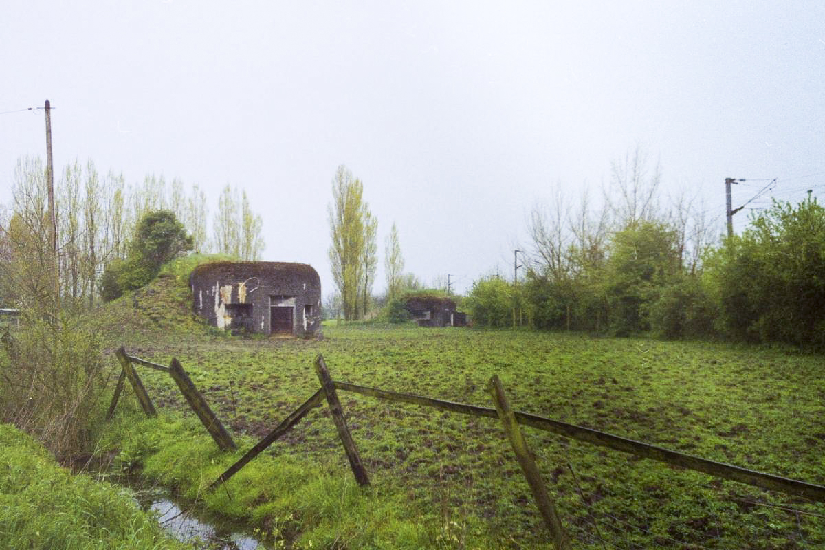 Ligne Maginot - B220 - LA CRECHE - (Blockhaus pour canon) - B220 avec B221 derrière à droite.