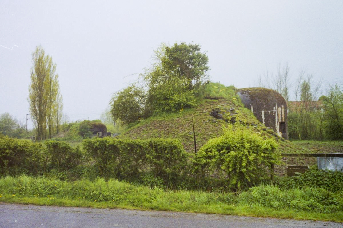 Ligne Maginot - B220 - LA CRECHE - (Blockhaus pour canon) - B220 avec B221 derrière à gauche.