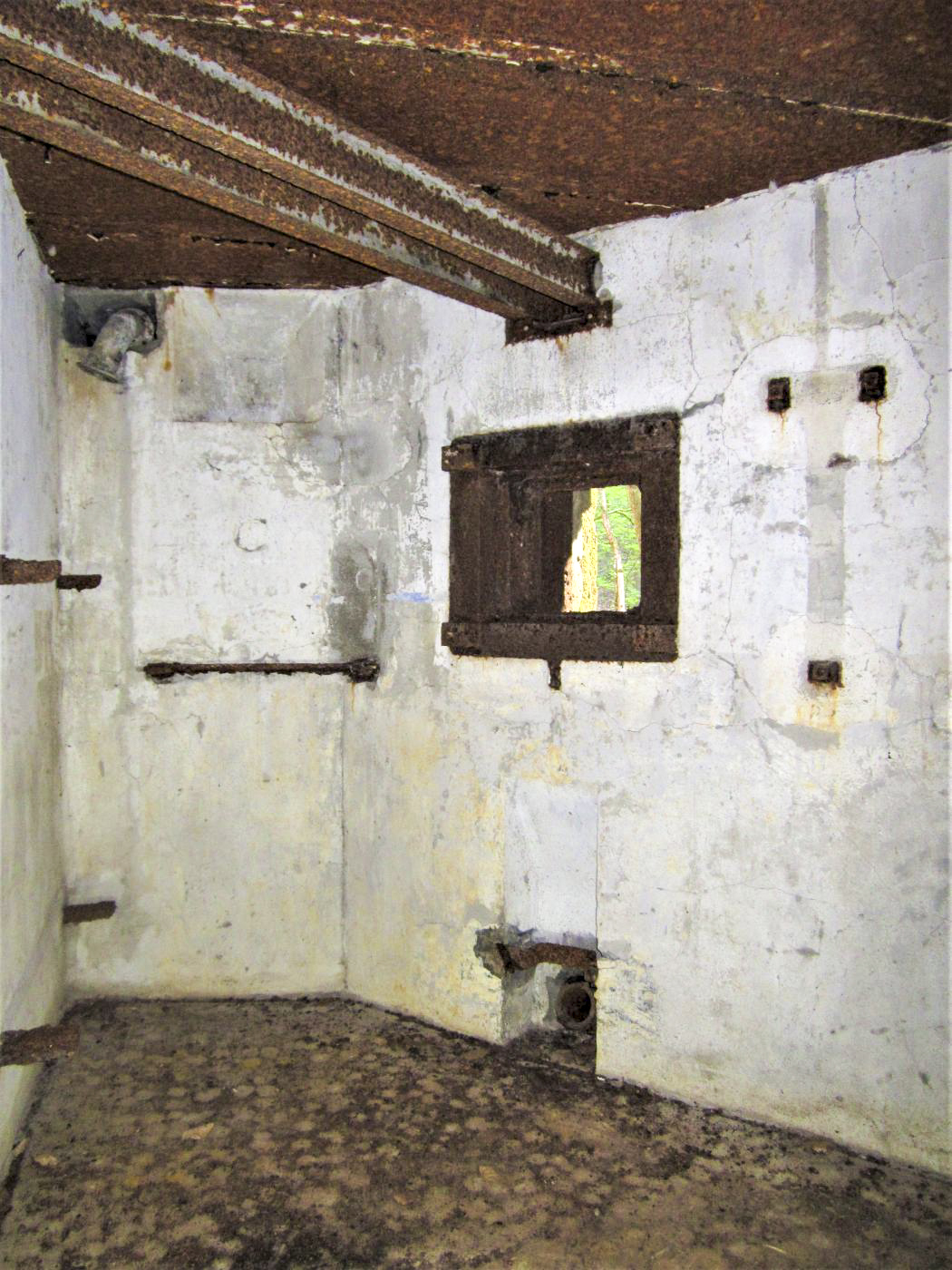 Ligne Maginot - TRAUTBACH OUEST - (Blockhaus pour arme infanterie) - Chambre de tir Est
Créneau pour jumelage de mitrailleuses Reibel et Mitrailleuse de 13,2mm sur bi-rail