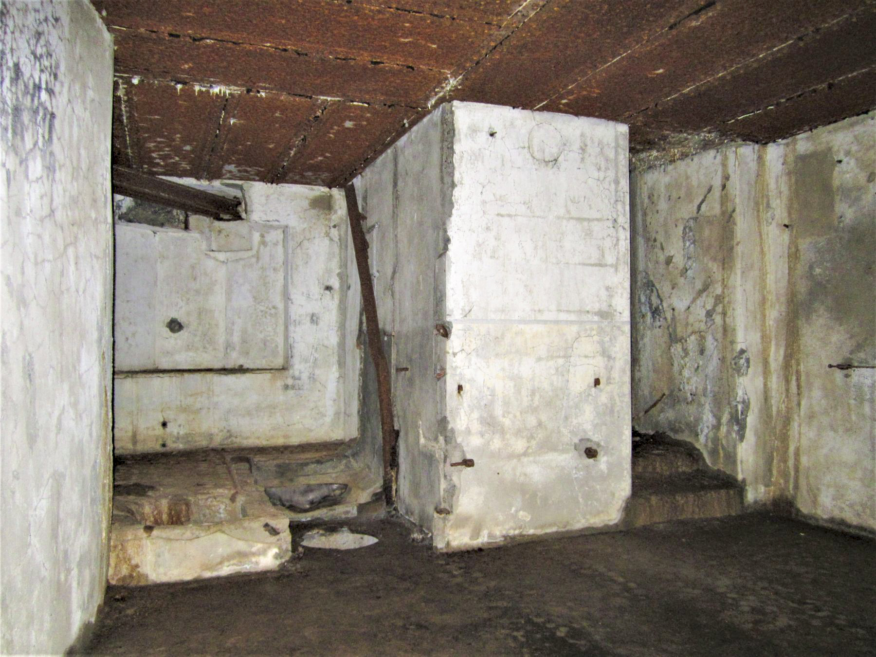 Ligne Maginot - TRAUTBACH OUEST - (Blockhaus pour arme infanterie) - A gauche accès à la chambre de tir Ouest, à droite accès à la cloche GFM