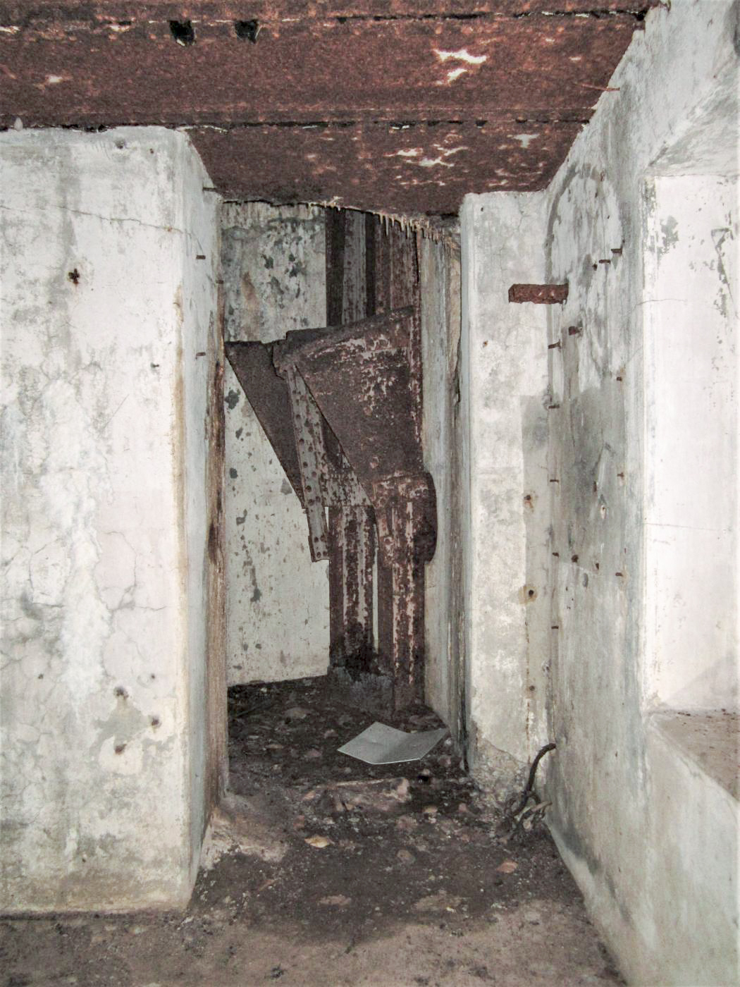 Ligne Maginot - TRAUTBACH OUEST - (Blockhaus pour arme infanterie) - Puits de la cloche GFM
A droite sur le mur, l'emplacement du matériel téléphonique