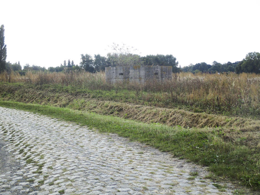 Ligne Maginot - BEF 272 - DRONKAERT NORD 1 - (Blockhaus pour arme infanterie) - Le blockhaus vu depuis le chemin pavé des Meurins.