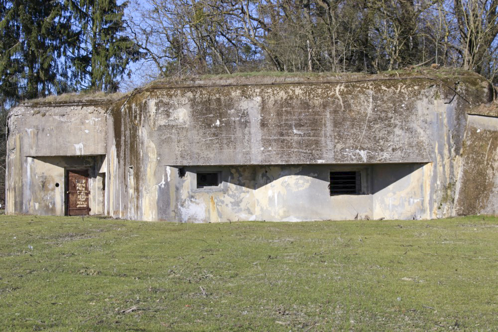 Ligne Maginot - MC32 - STG E - (Casemate d'infanterie - double) - Le terrain devant la casemate a été rendu cultivable. Elle est donc dégagée (pour le moment)