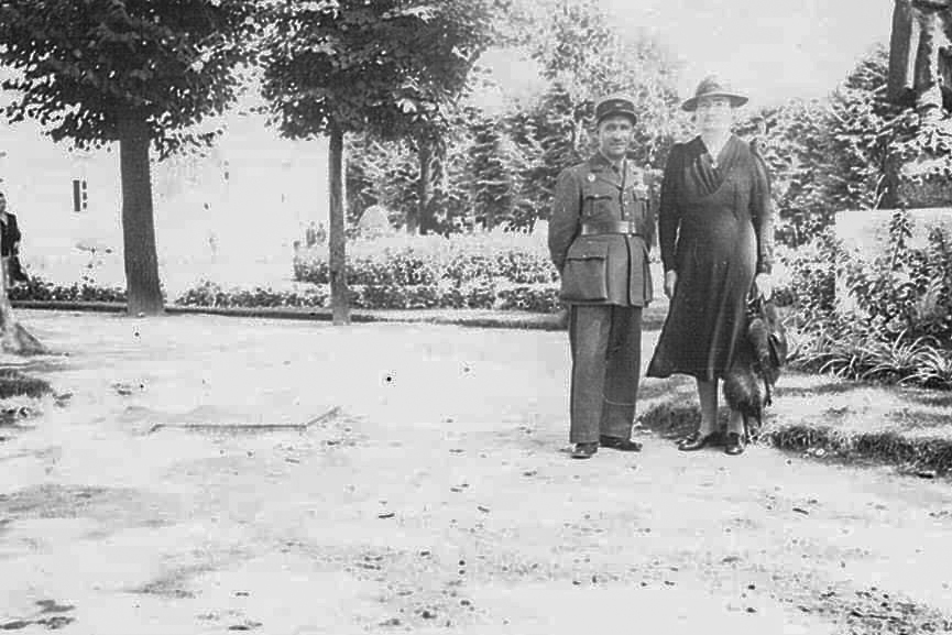 Ligne Maginot - 164° RIF - MONT DES WELCHES - Le commandant Tari commandant l'ouvrage du Mont-des-Welches avec son épouse
Photo prise au Val-de-Grace après son retour de captivité pour raison médicale