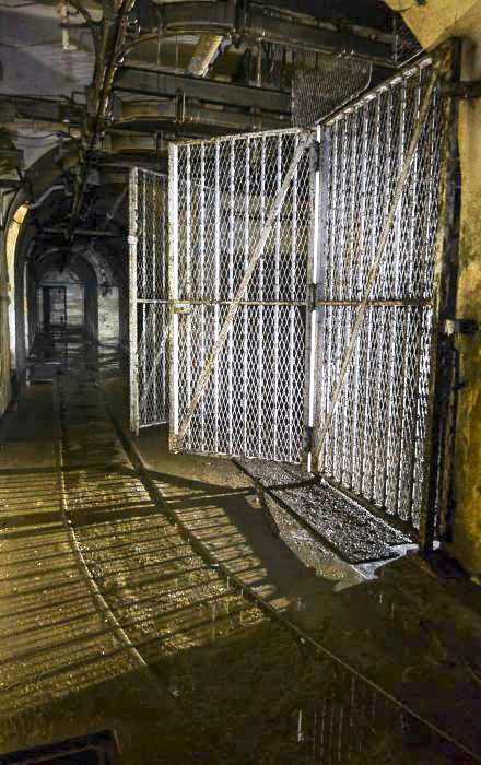 Ligne Maginot - Ouvrage d'artillerie du MONT des WELCHES - Bloc 4
Les dessous du bloc
La grille d'accès de l'une des alvéoles du magasin M2 du bloc avec en partie haute le réseau de monorail aérien Tourtelier