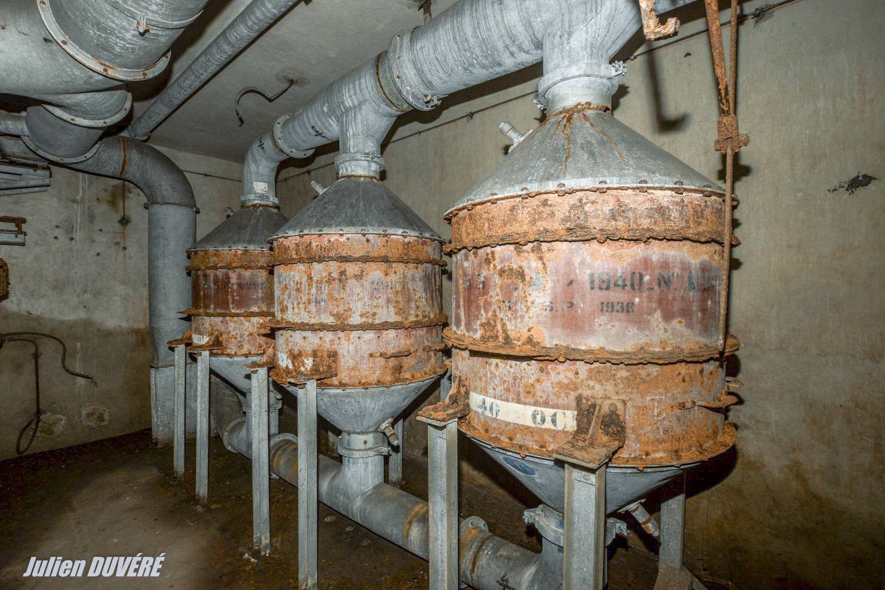 Ligne Maginot - VECKRING - X21 - (Abri) - Filtres de neutralisation de l'air gazé au sous-sol du bloc d'entrée Sud.