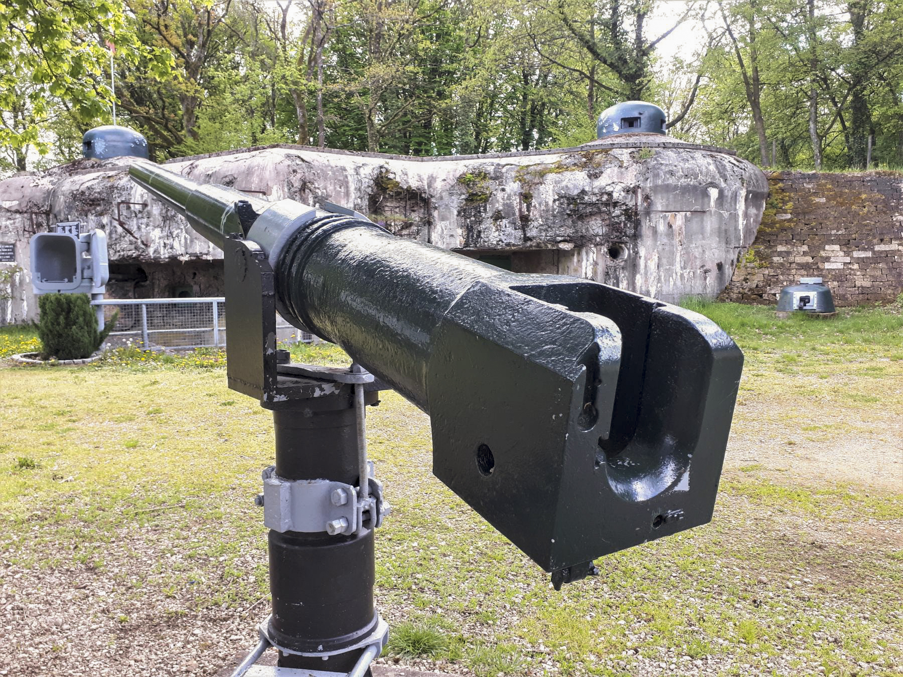 Ligne Maginot - BAMBESCH - A35 - (Ouvrage d'infanterie) - Canon de 47 de Marine exposé devant le bloc 3