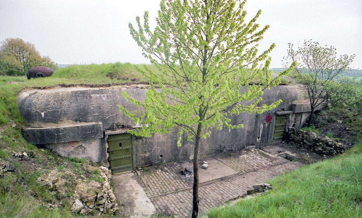 Ligne Maginot - BAMBIDERSTROFF SUD - C71 - (Casemate d'infanterie) - Les deux entrées et l'esplanade pavée