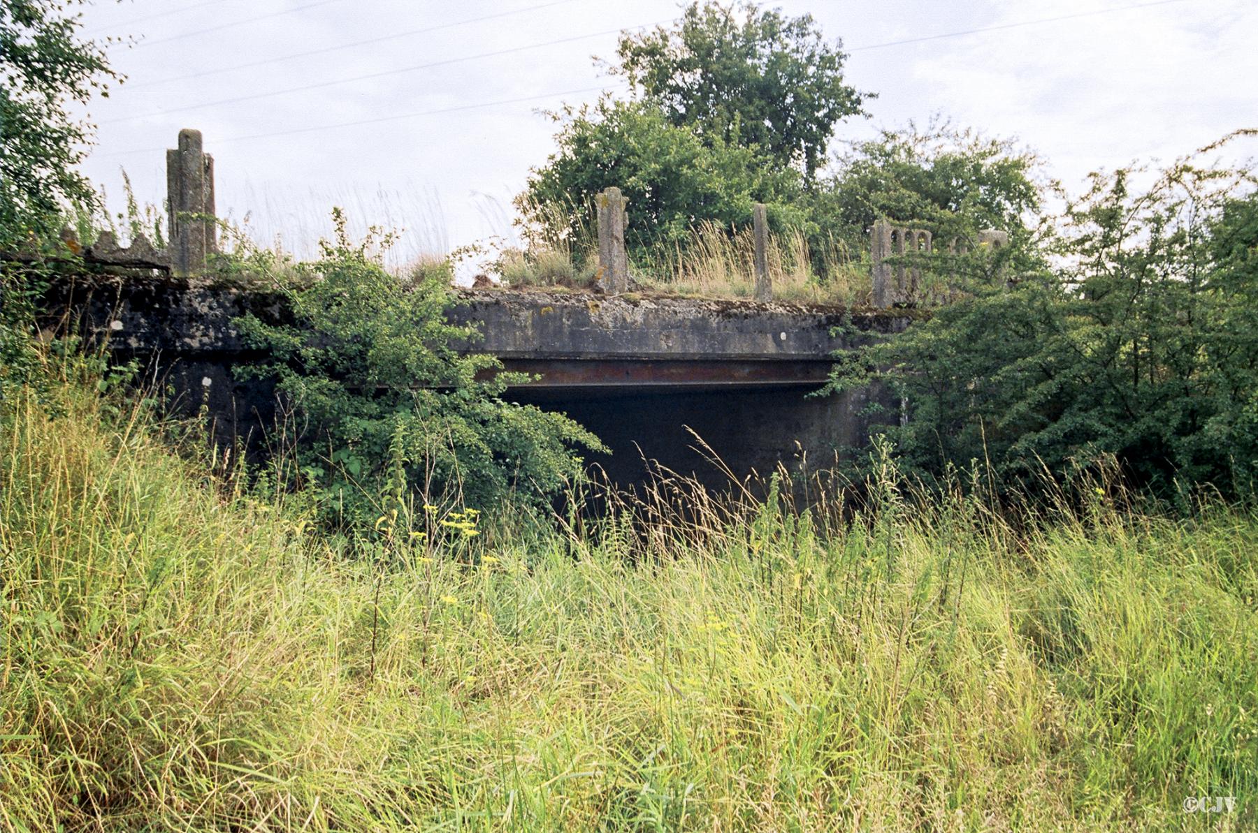 Ligne Maginot - VF60 - LIAISON SAINT-HUBERT / REINANGE - (RESEAU - Voie 60 - Antenne ou rocade ferroviaire) - PONT DE GUENANGE BAS 2
Les restes du pont