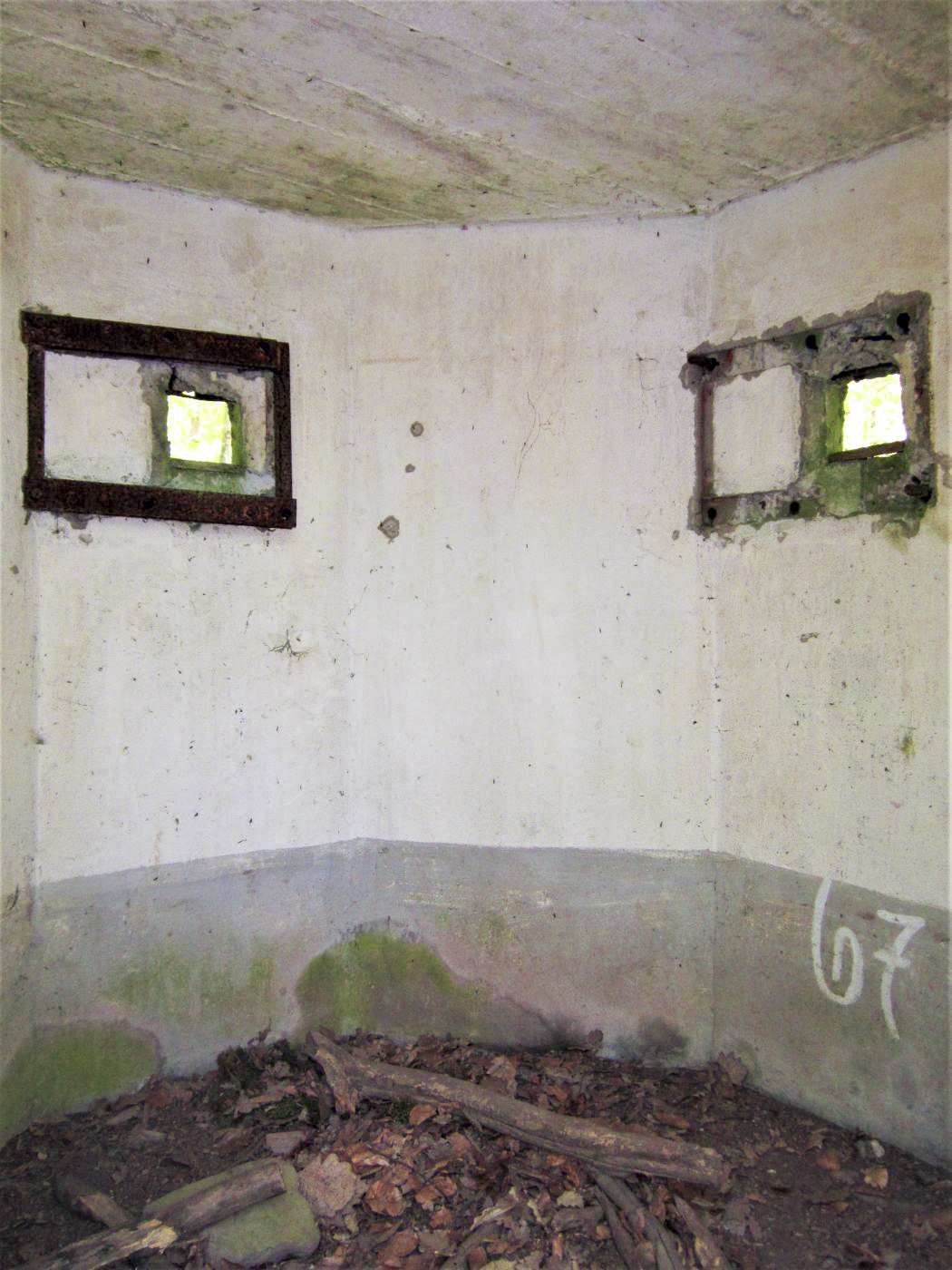 Ligne Maginot - FM49 - WEIBERSLOCH - (Blockhaus pour arme infanterie) - Les deux créneaux frontaux et marquage n°67