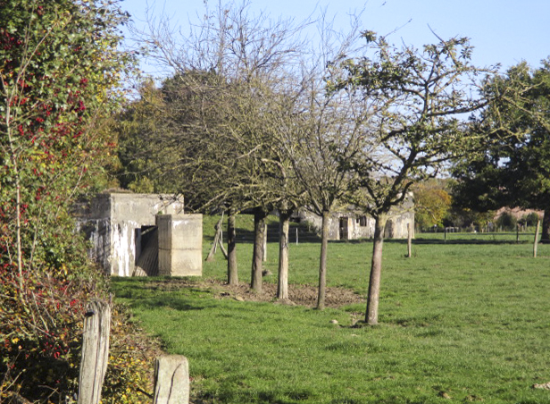 Ligne Maginot - BEF 626 - Le CUL du FOUR Ouest (Blockhaus pour arme infanterie) - Vu du chemin de terre longeant la ferme.