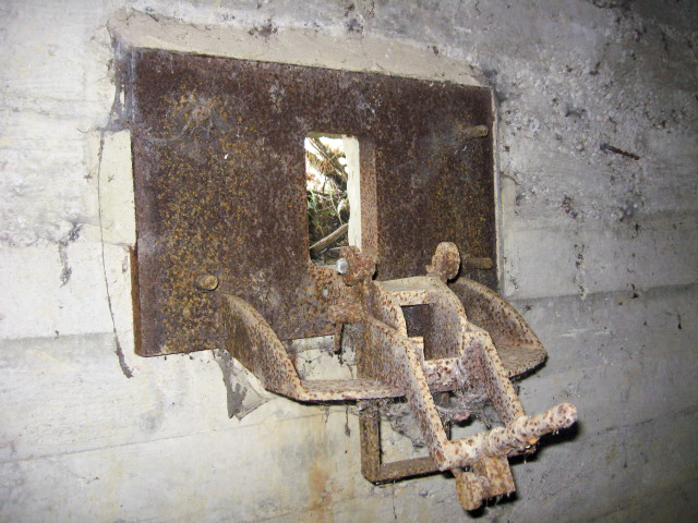 Ligne Maginot - Blockhaus du BININGERWIESE 6 - Plaque d'embrasure ressemblant à la type N avec affut suspendu pour mitrailleuse Hotchkiss 8mm mle 1914