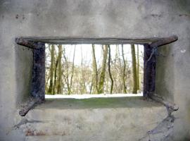 Ligne Maginot - OLFERDINGER 3 - (Blockhaus pour arme infanterie) - Gros plan sur une embrasure
Les tiges filetées servent à fixer le bouclier de protection.