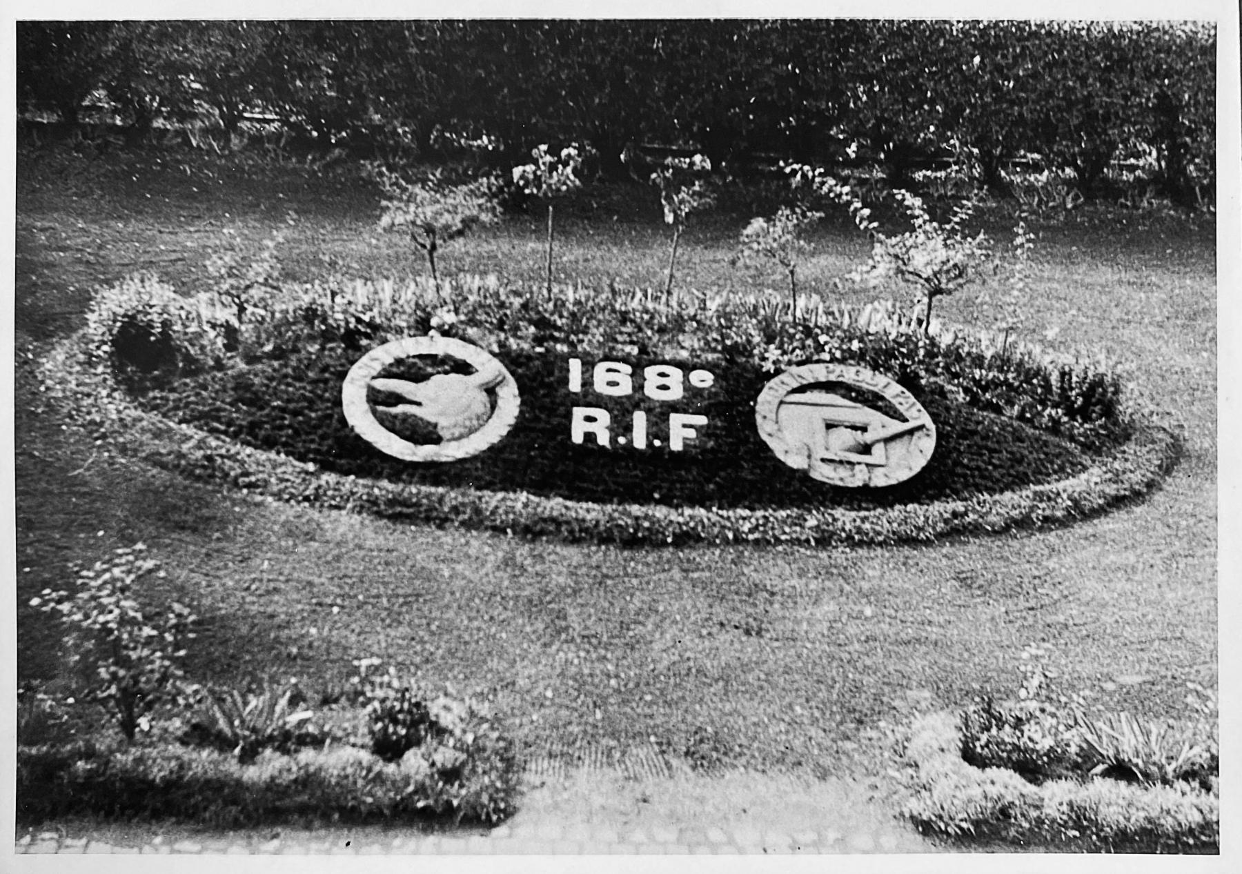 Ligne Maginot - ANGEVILLERS (CAMP) - (Camp de sureté) - Parterre avec les insignes du régiment