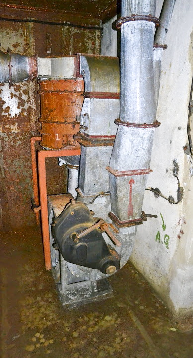 Ligne Maginot - ROUTE du LUXEMBOURG - O10 (Observatoire d'artillerie) - Les restes du système de ventilation et de filtrage de l'air.