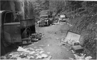 Ligne Maginot - Colonne automobile du 42° RIF - Colonne automobile du 42° RIF avec les malles manifestement pillées des capitaines Calvel et Piron de l'EM du régiment