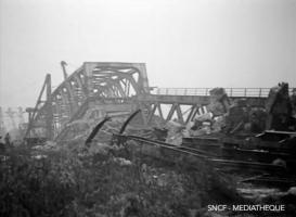 Ligne Maginot - 49SM - 69 MVF - PONT RAIL DE ROPPENHEIM - (DMP - Dispositif de Mine Permanent) - Le pont détruit
Image extraite du film d'André Périé sur la reconstruction du pont