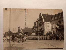 Ligne Maginot - Défilé à Sarrebourg du 25e RTA (?) - Le Général BOUTIGNON Cdt du SF de Rohrbach et Cdt de la Subdivision de Sarrebourg surveille les troupes défilant sous ses yeux...