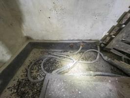 Ligne Maginot - B01 - (Chambre de coupure) - Vestiges de câbles téléphoniques
