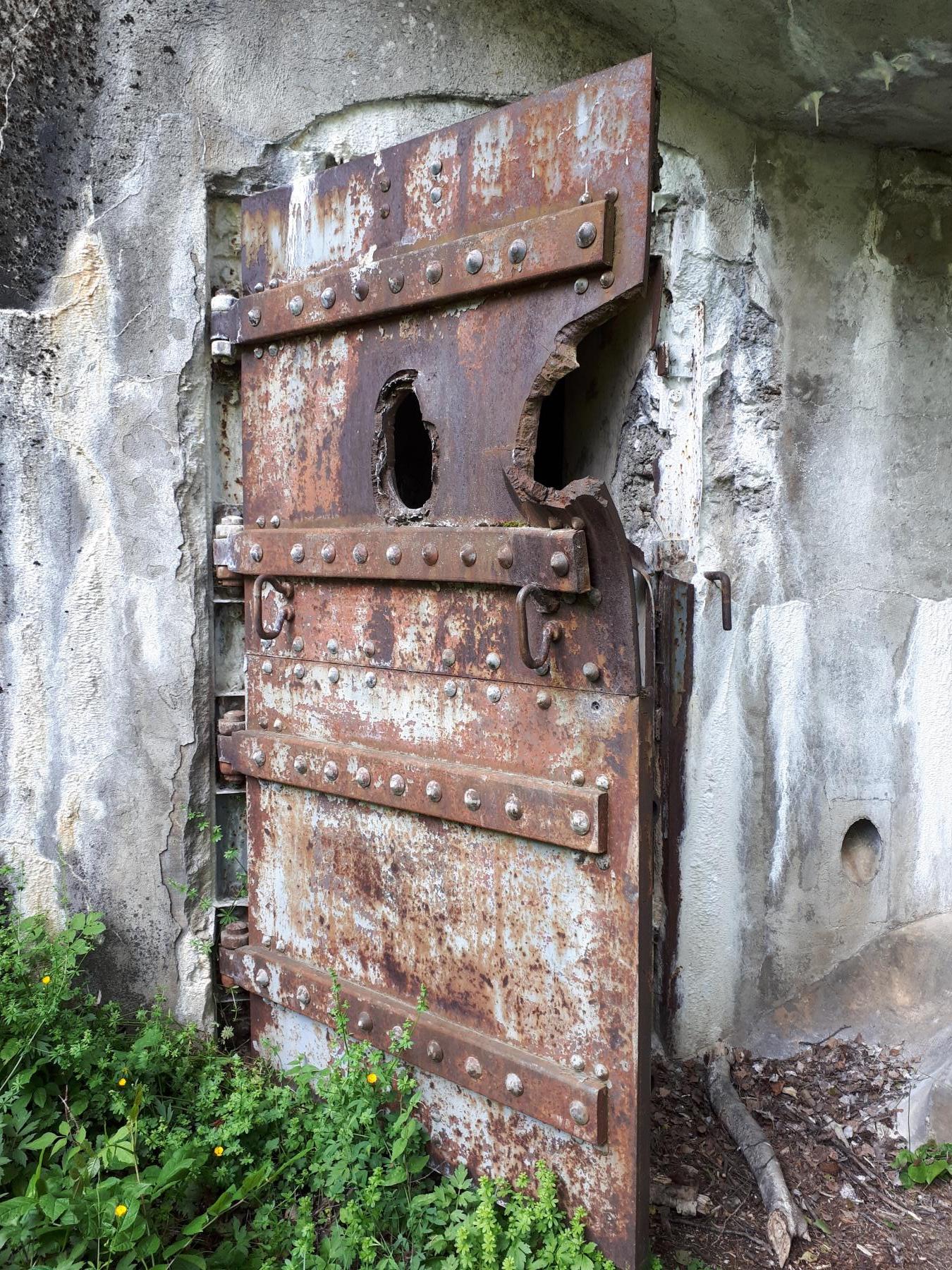 Ligne Maginot - AMODON - (Abri) - La porte blindée endommagée