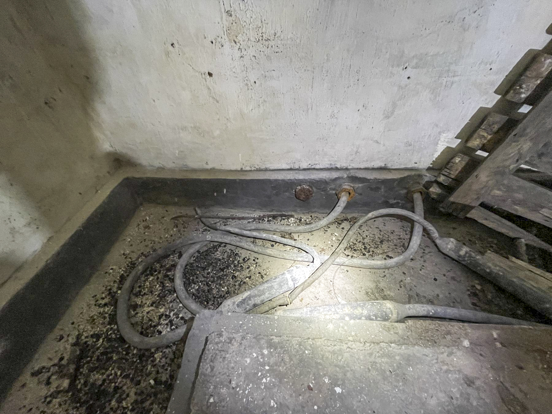 Ligne Maginot - B01 - (Chambre de coupure) - Vestiges de câbles téléphoniques