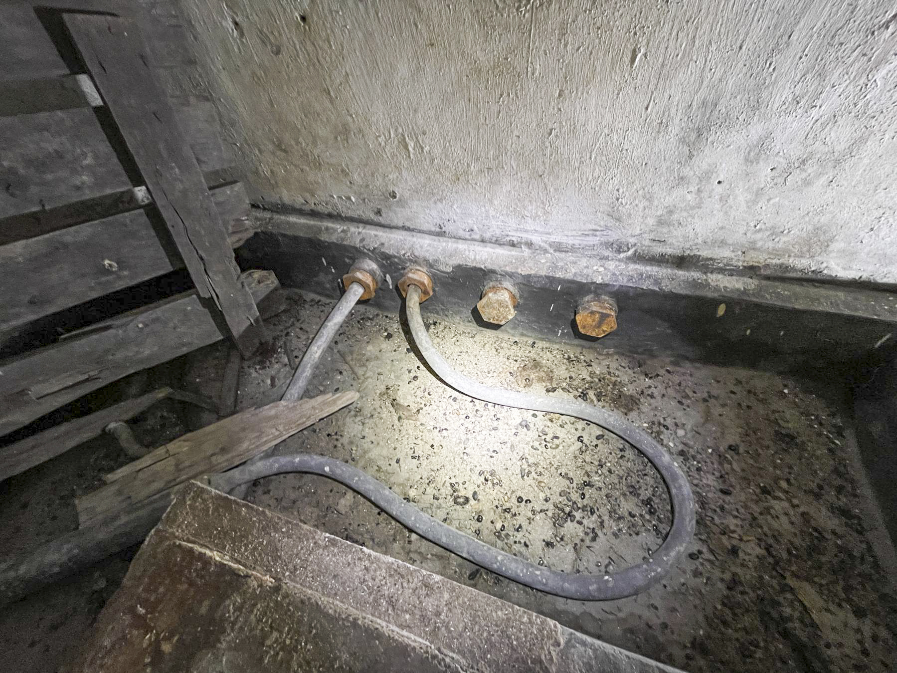 Ligne Maginot - B01 - (Chambre de coupure) - Arrivé et / ou départs de câbles téléphoniques