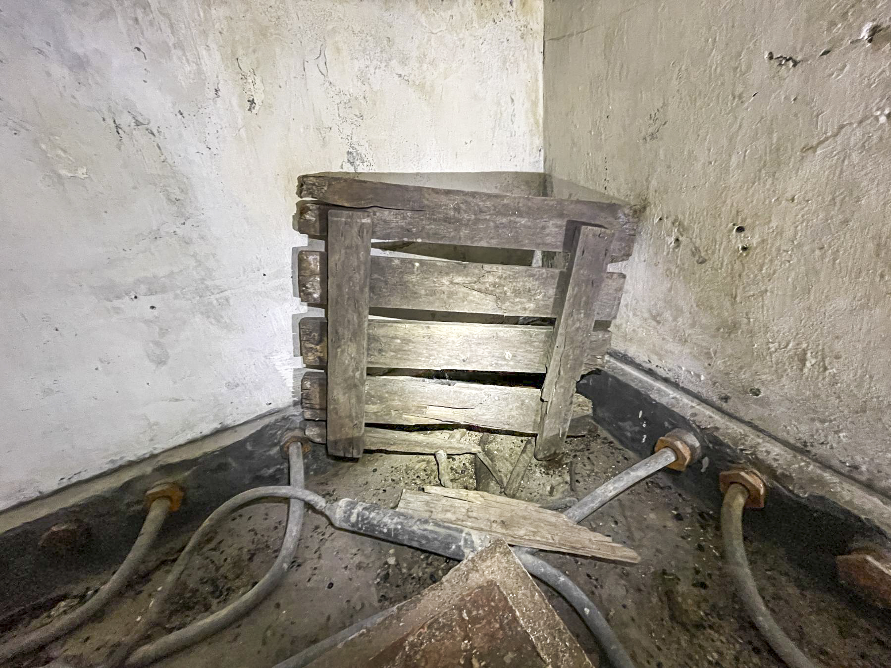 Ligne Maginot - B01 - (Chambre de coupure) - Elément de l'ancien plancher en bois qui courait par dessus les câbles
