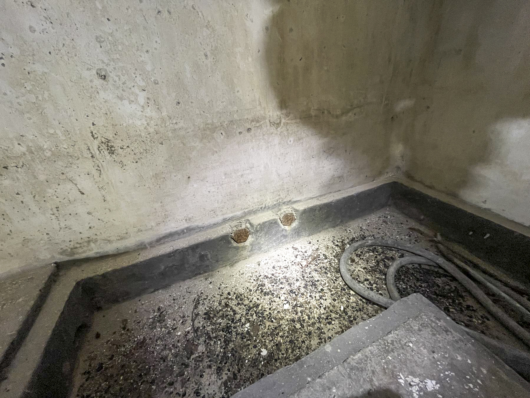 Ligne Maginot - B01 - (Chambre de coupure) - Autre arrivée / ou départ de câbles