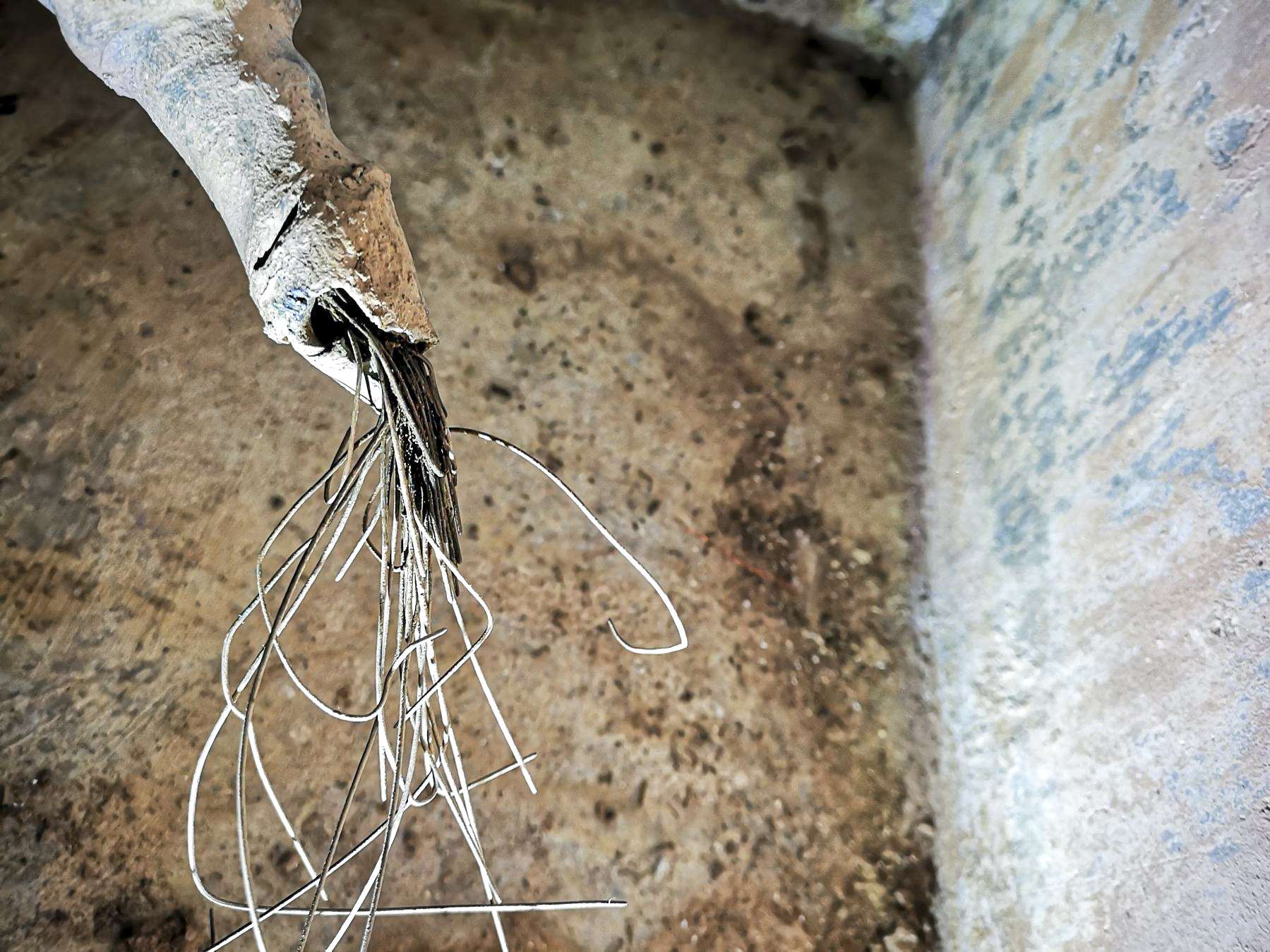 Ligne Maginot - B2 - (Chambre de coupure) - Restes d'un câble téléphonique.