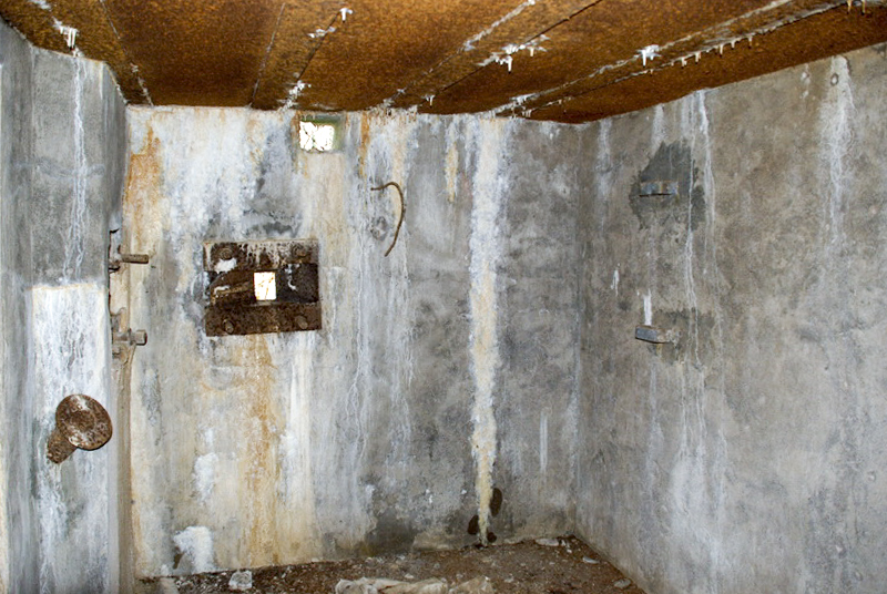 Ligne Maginot - FERME DE HEILIGENBRONN - (153° RIF - 59° RAMF) - (PC de Sous-Secteur) - Pièce avec 2 créneaux pour FM et une goulotte lance grenades