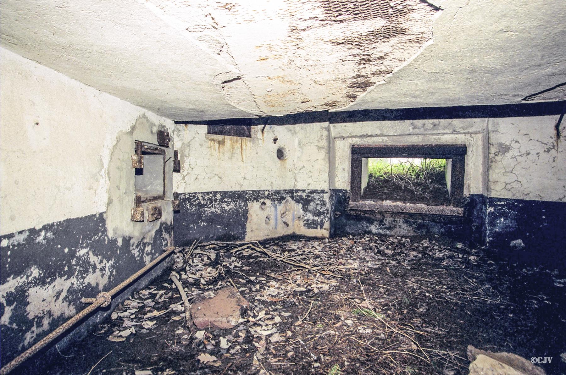 Ligne Maginot - FERME DES TUILERIES - BITCHERBERG 1 - (Blockhaus pour canon) - Créneau pour canon antichar de champagne (25SA 34 ?)
Sur la gauche, le dispositif de mise à feu du DMP voisin.