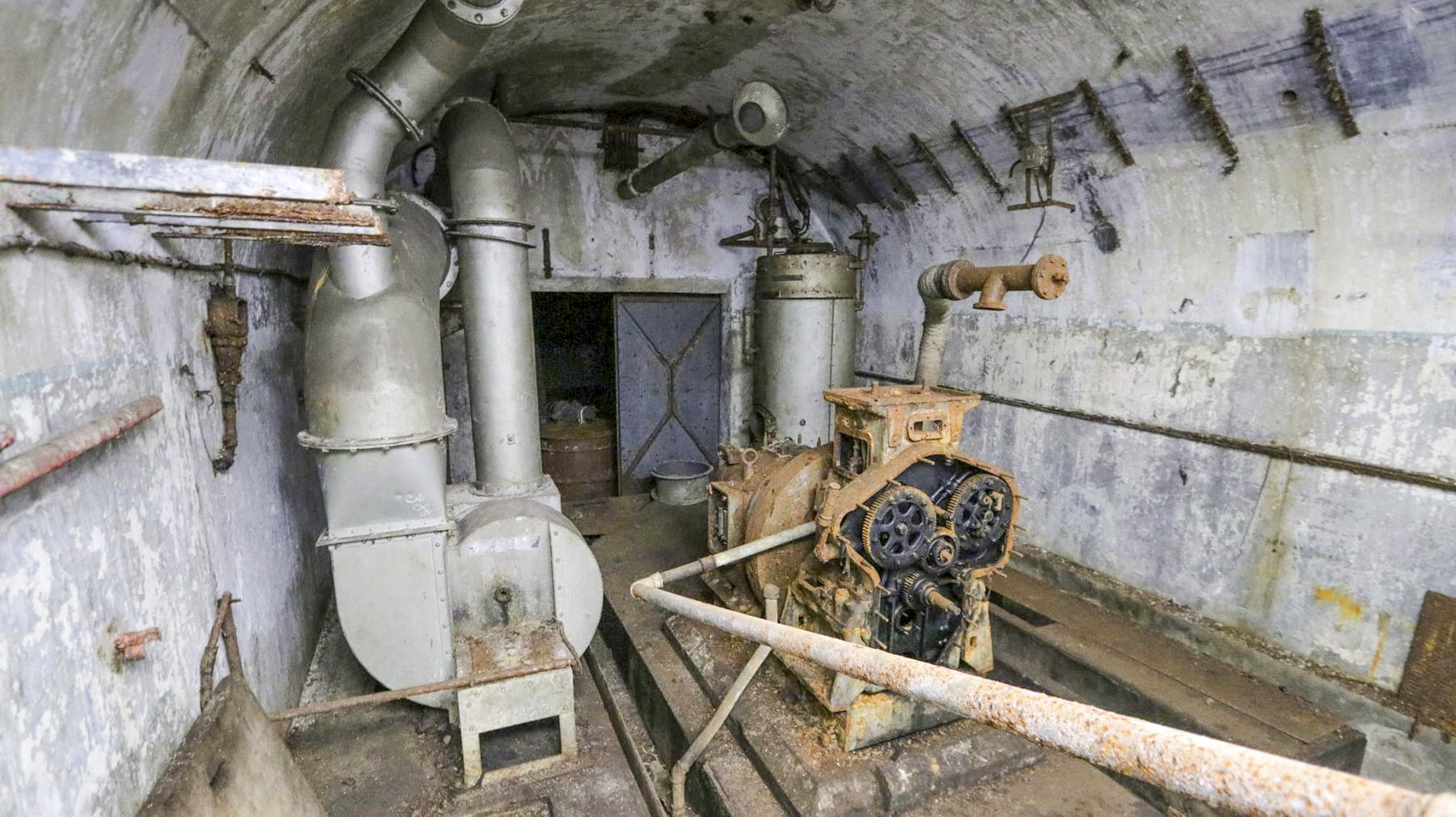 Ligne Maginot - FROHMUHL (PC DU QUARTIER KAPELLENHOF - II/153° RIF) - (Abri) - Usine électrique
Moteur Supdi et groupe moto ventilateur
La chaudière vapeur au charbon est visible çà l'arrière plan