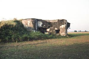 Ligne Maginot - A16 - MAULDE Sud Ouest Gauche (1) (Casemate d'infanterie) - Vue arrière, face d'entrée hommes et materiel.