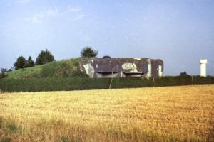 Ligne Maginot - MAULDE SUD - (Casemate d'infanterie - Simple) - La casemate vue de l'Ouest, au soleil couchant.
