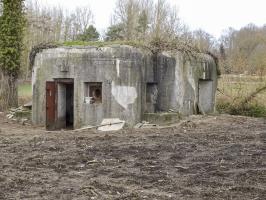 Ligne Maginot - ECLUSE DE RODIGNIES - (Blockhaus pour arme infanterie) - La face arrière du bloc; au fond les vestiges du Fort de Flines (Séré de Rivières)