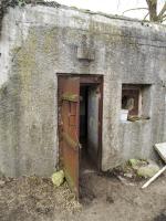 Ligne Maginot - ECLUSE DE RODIGNIES - (Blockhaus pour arme infanterie) - La porte blindée est toujours en place; au dessus la plaque de l'année de construction '1937'