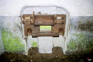 Ligne Maginot - Casemate A30 - BRUILLE Nord - La trémie Pamart-Lemaigre
Les évidements dans la trémie et le mur de façade prévus pour permettre le positionnement des roues du canon de 25 SA 34 sont bien visibles sur cette photo.