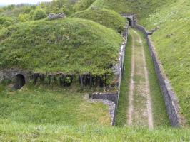 Ligne Maginot - FORT DU MONT-BART - (PC de Sous-Secteur) - Le rempart d'artillerie.