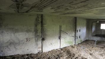 Ligne Maginot - A35 - RUBIS - (Blockhaus pour canon) - Intérieur du bloc. Vue de la porte d'entrée. Les murets de séparation ont été supprimés.