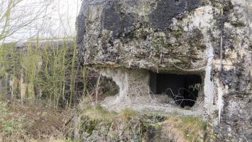 Ligne Maginot - RUBIS - (Blockhaus lourd type STG / STG-FCR - Double) - Créneaux de l'observatoire frontal.
Le mur de séparation des deux créneaux a été largement entamé.