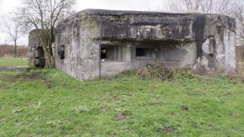 Ligne Maginot - RUBIS - (Blockhaus lourd type STG / STG-FCR - Double) - Vue générale.
La lumière que l'on aperçoit par le créneau de gauche est l'ouverture du créneau non obstrué de l'observatoire frontal.