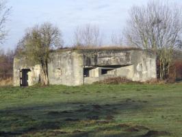 Ligne Maginot - RUBIS - (Blockhaus lourd type STG / STG-FCR - Double) - Situé dans un pré clôturé - Visible du Chemin Piré.