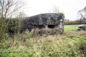 Ligne Maginot - RUBIS - (Blockhaus lourd type STG / STG-FCR - Double) - Observatoire, vue extérieure.
Le créneau de gauche est presque complètement obstrué