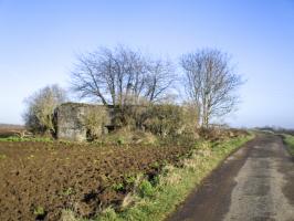 Ligne Maginot - A60 - MIMOSA - (Blockhaus pour canon) - Blockhaus est visible du chemin rural se dirigeant vers la commune de Bry.