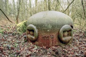 Ligne Maginot - Casemate de la DRÈVE SAINT ANTOINE - C6 - Cloche GFM modifiée B. Noter l'impact d'obus au bord du créneau.