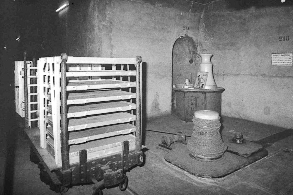 Ligne Maginot - SIMSERHOF - (Ouvrage d'artillerie) - Magasin principal à munitions M1
Cabestan utilisé pour la manutention des wagonnets, les locotracteurs électriques étant interdits dans les M1 du fait des risques présentés par les étincelles au niveau du caténaire.