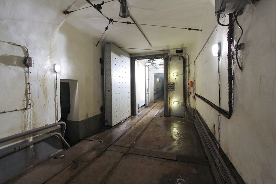 Ligne Maginot - Ouvrage d'artillerie du SIMSERHOF - Galeries de l'ouvrage
La porte pare souffle isolant les arrières des avants de l'ouvrage destinée à protéger l'ouvrage en cas d'explosion dans le magasin à munitions M1